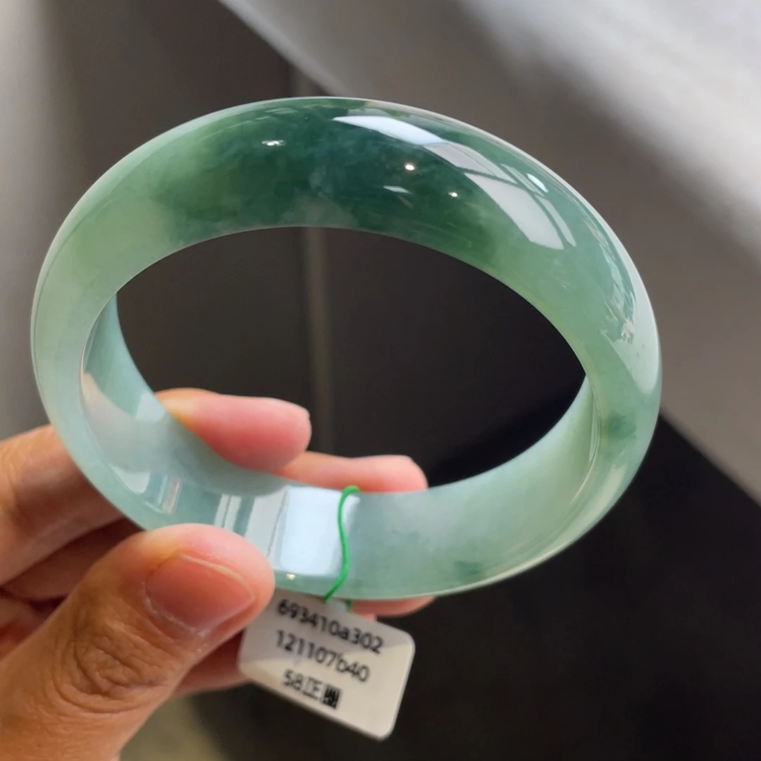 翡翠未镶嵌手镯绿底飘绿轮胎手镯