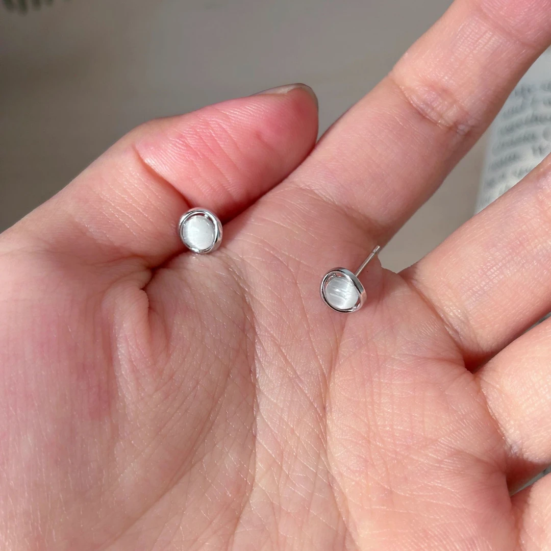 圆环迷你白月光耳钉2025年新款简约百搭通勤耳环时尚日常甜美耳饰