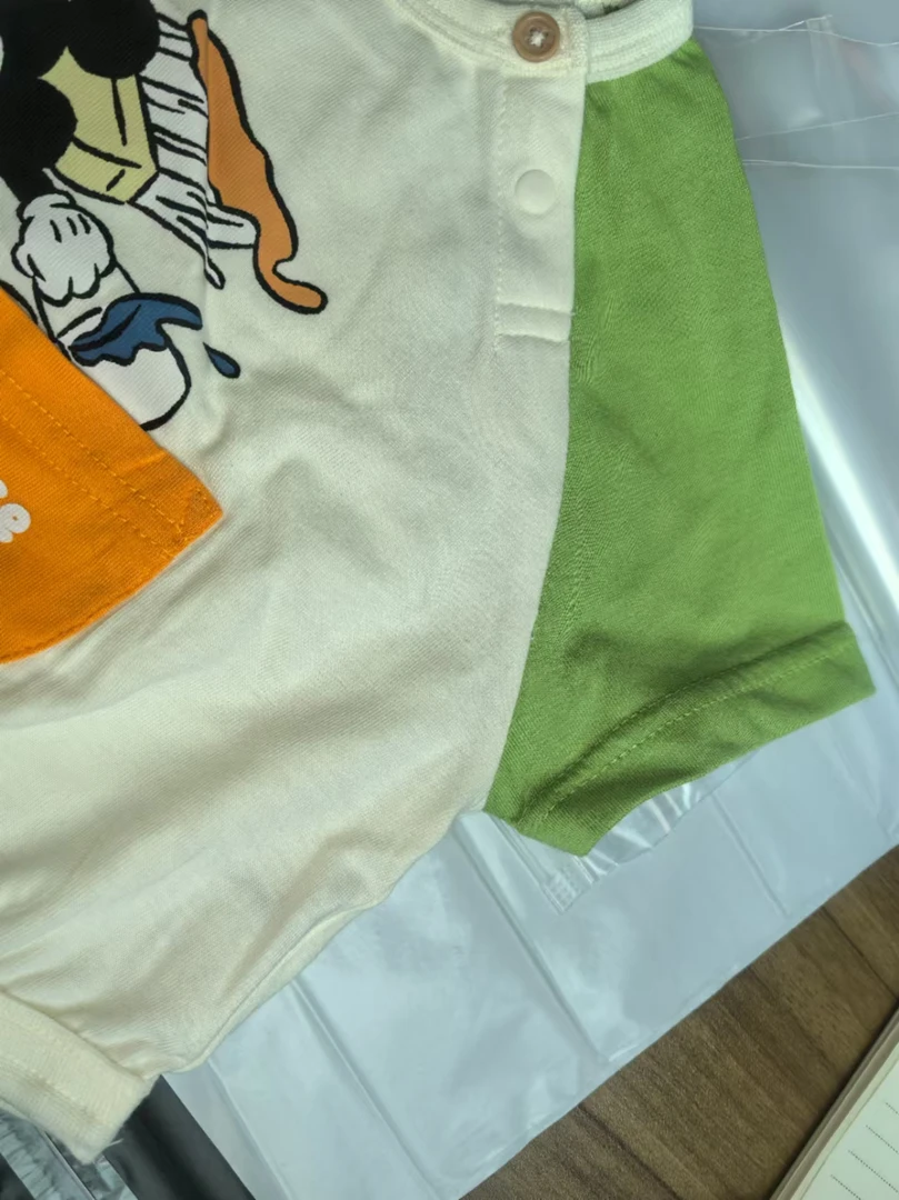 小口袋米奇x肩袖短t