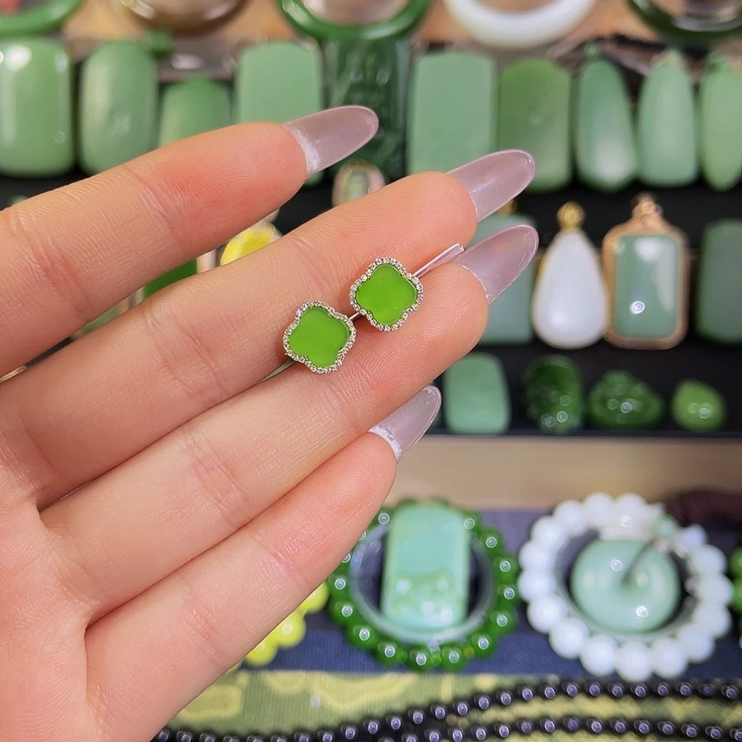 18K金镶嵌和田玉耳饰·碧玉耳钉