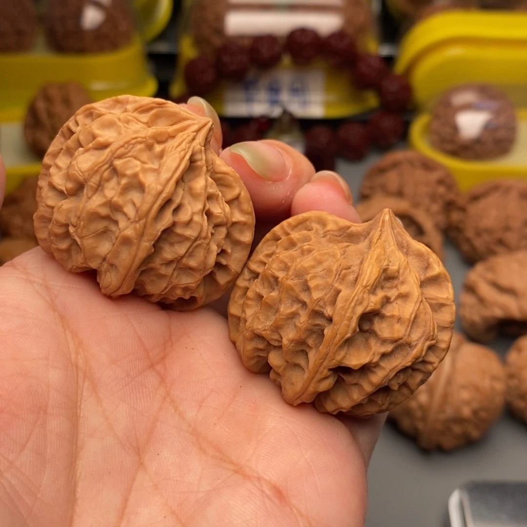 木质类文玩核桃鹰嘴四棱