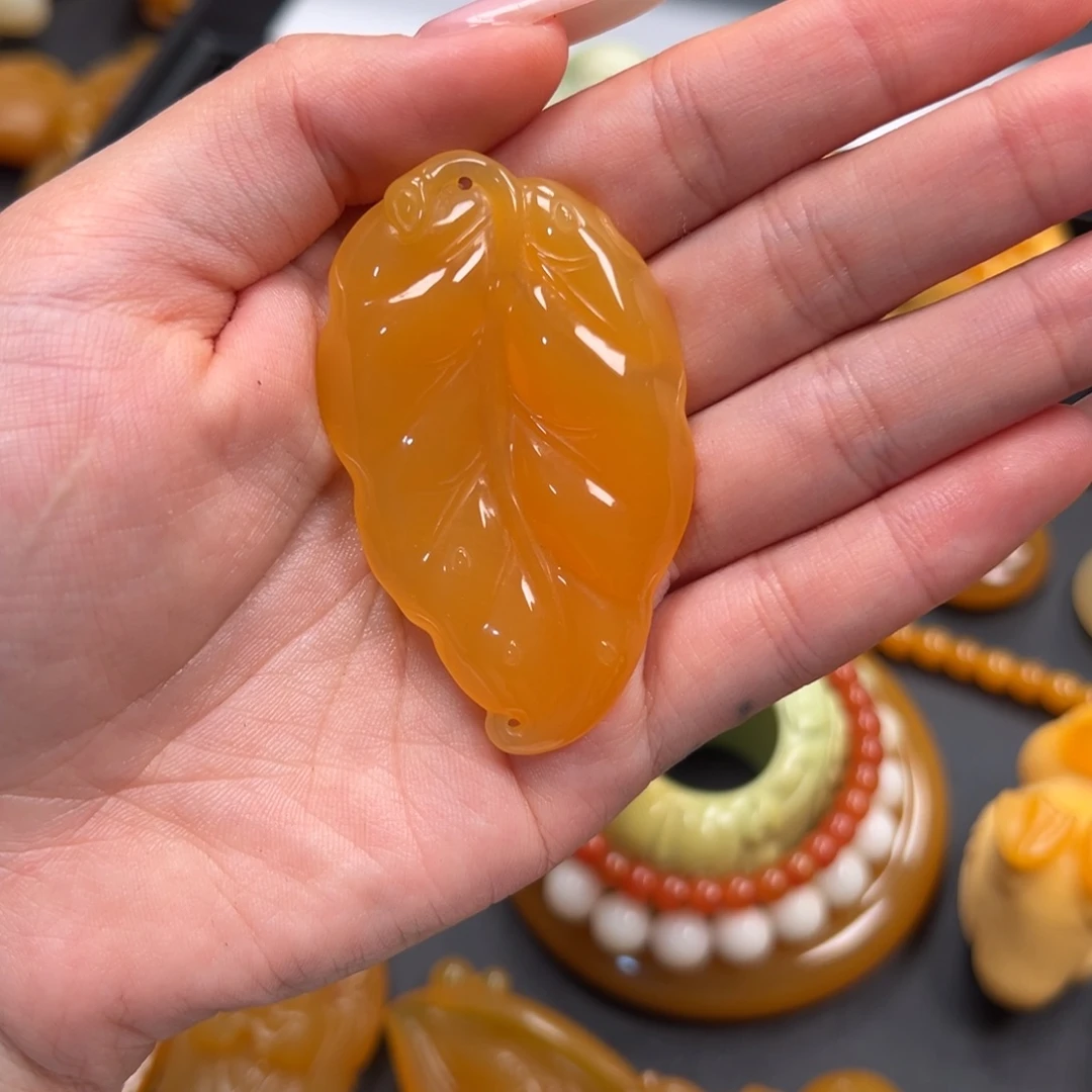 花***衣石英质玉（缅黄）未镶嵌手玩件