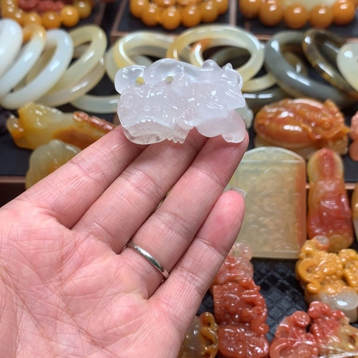 未镶嵌石英质玉（黄龙玉）挂件