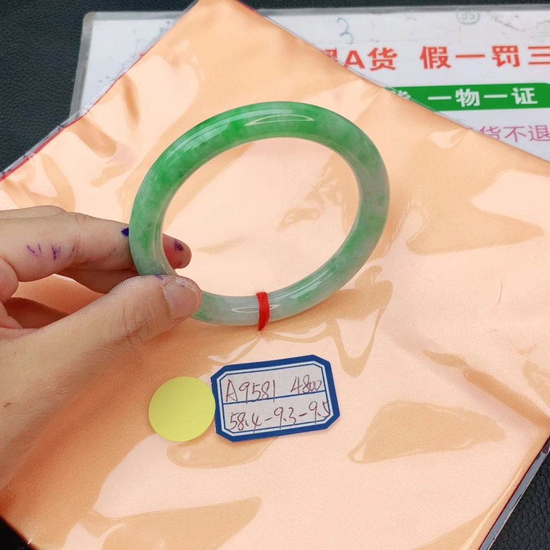 翡翠手镯未镶嵌翡翠