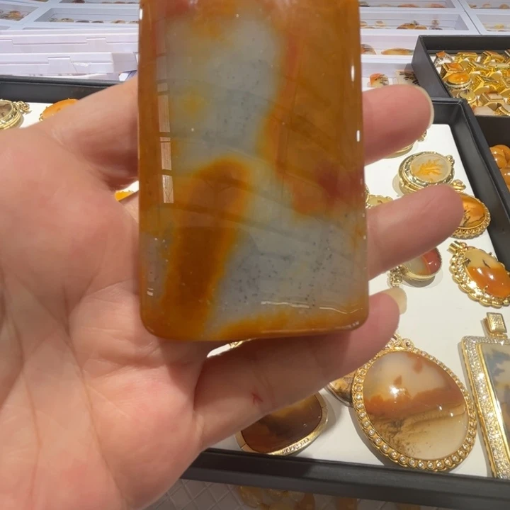 石英质玉（黄龙玉）未镶嵌颈饰