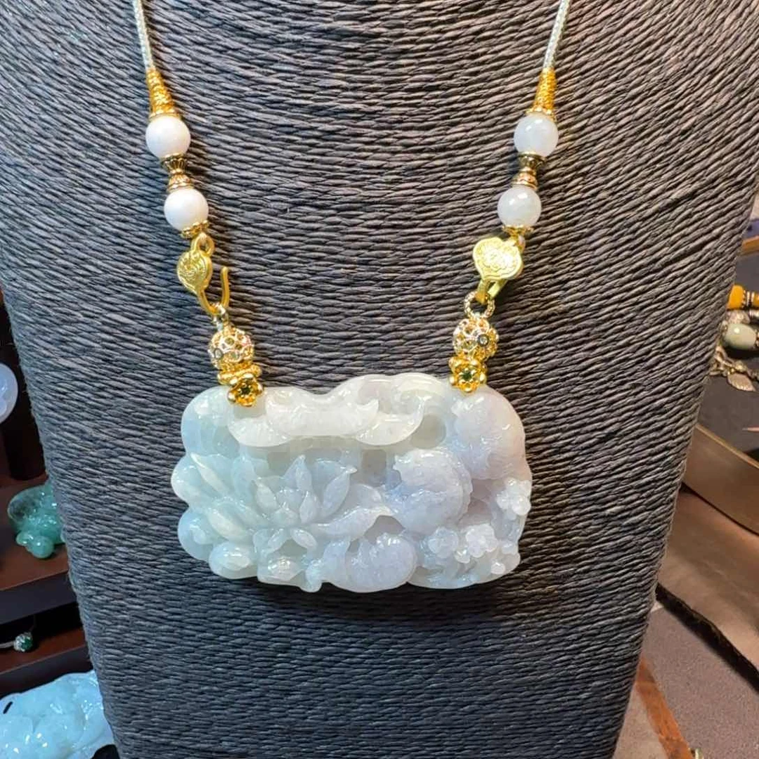 翡翠未镶嵌吊坠(赠链)