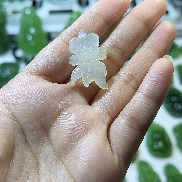 蛇纹石玉颈饰合金