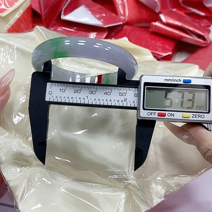 翡翠手镯未镶嵌137。