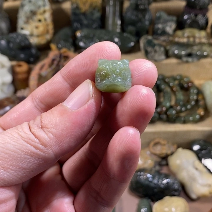 未镶嵌透闪石质玉挂件