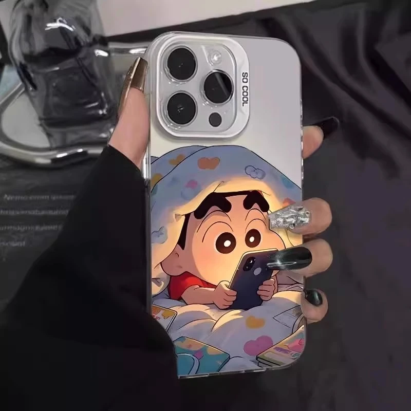 躲被窝小新适用苹果16promax手机壳卡通可爱潮流情侣iPhone15pro