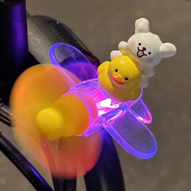 卡通小新风力发光飞机电动车摩托车摆件风能发电自行车装饰车载