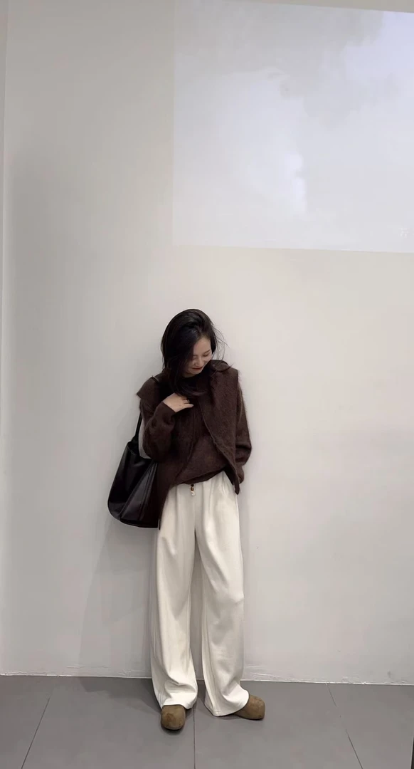 2025秋季新款韩系气质披肩围巾款圆领宽松慵懒毛衣白色裤子套装