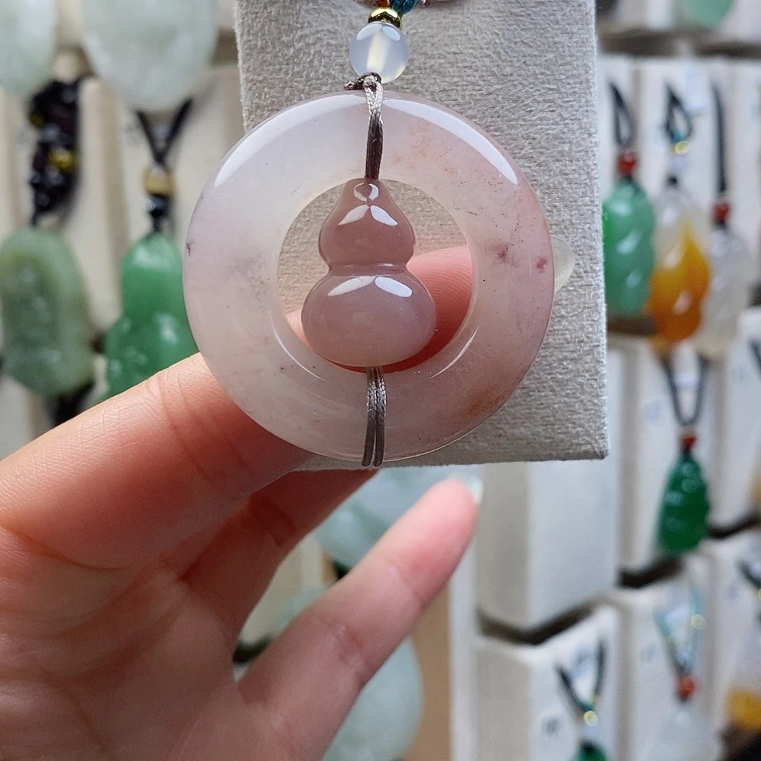 颈饰未镶嵌石英质玉（金丝玉）