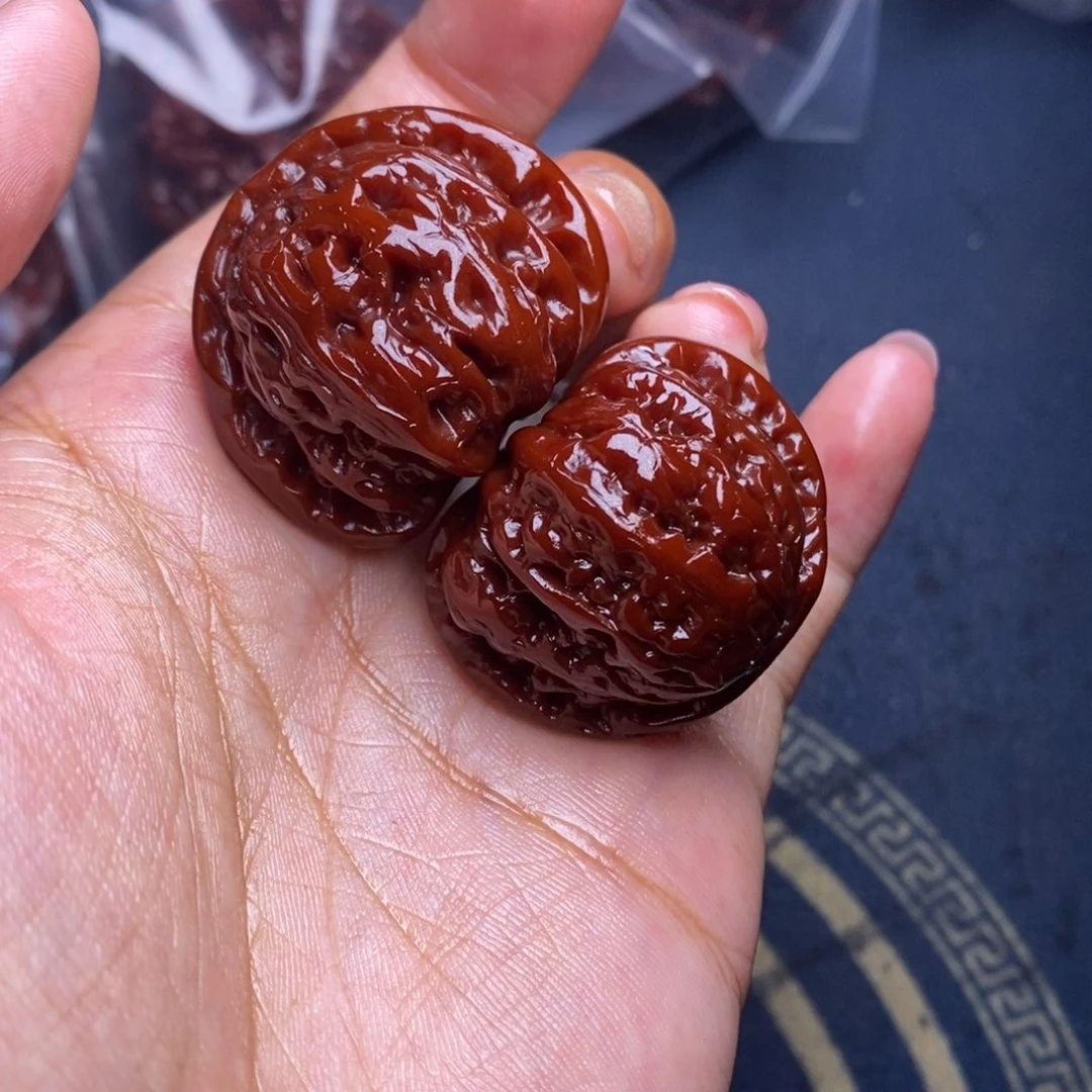 文玩核桃吊坠白狮子 36