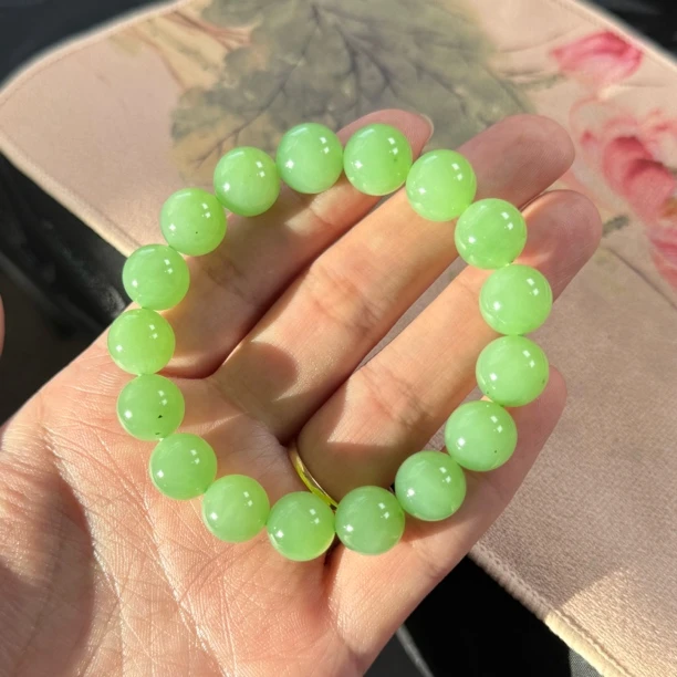 乌兰乌德 碧玉苹果绿a2 嫩果绿色有针尖黑点 细腻冰胶干净纯天然