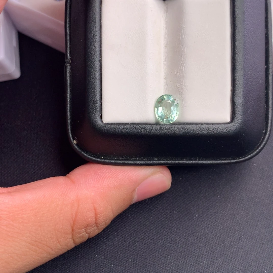 碧玺裸石未镶嵌小****）1.6克拉