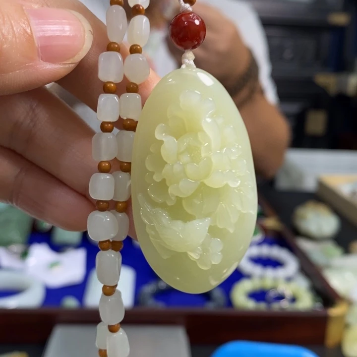 安***张和田玉未镶嵌颈饰