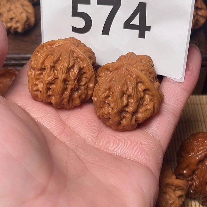 被***奴桃核把件小手捻 肚38。 574