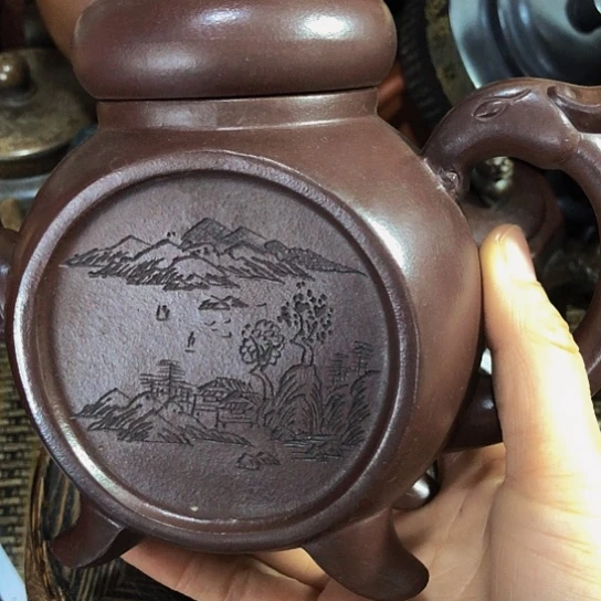 茶壶紫砂原矿泥料手工制作的一把紫砂壶。