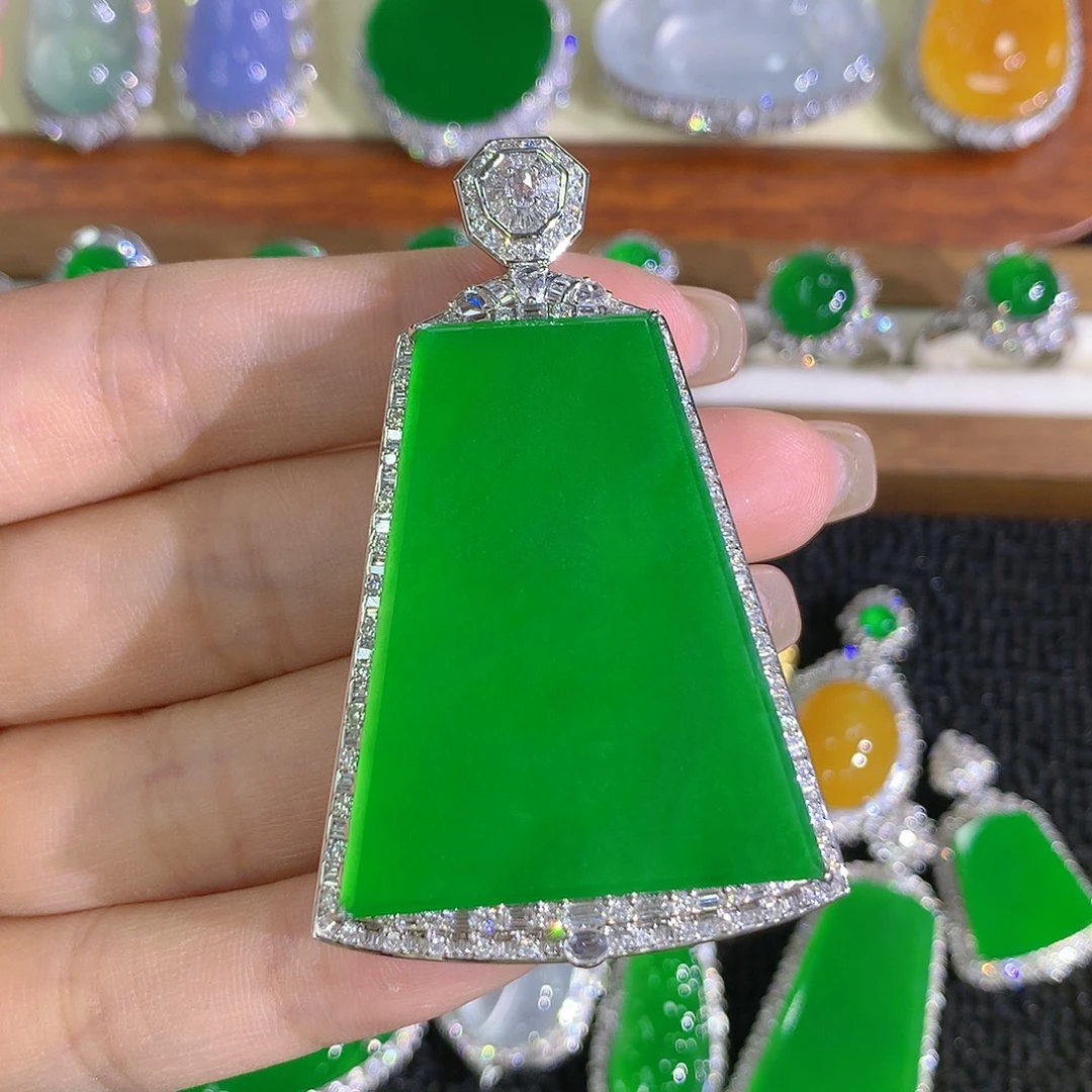 翡翠18K金镶嵌颈饰无事牌