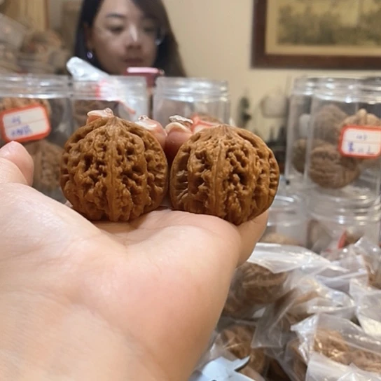文玩核桃吊坠当***仔39大粗筋有黄打底了
