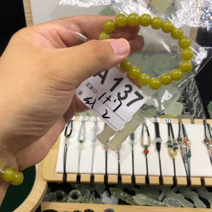 蛇纹石玉未镶嵌颈饰余*