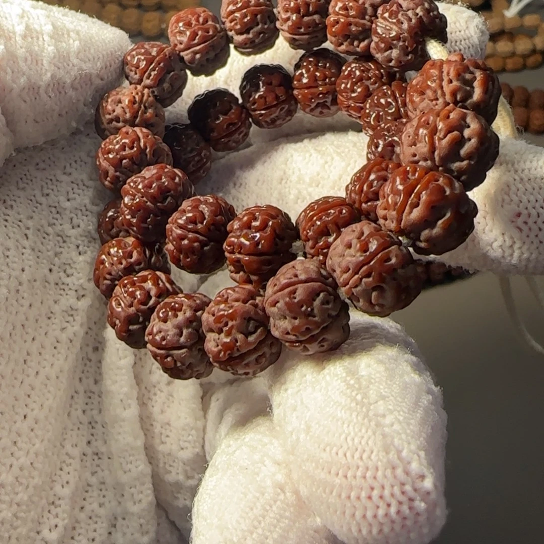 ：***：金刚菩提吊坠顶级勿里达老树王手持