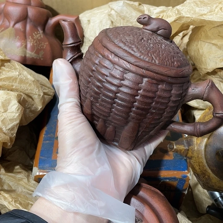 紫砂茶壶矿泥料，纯手工制作的一把紫砂壶。