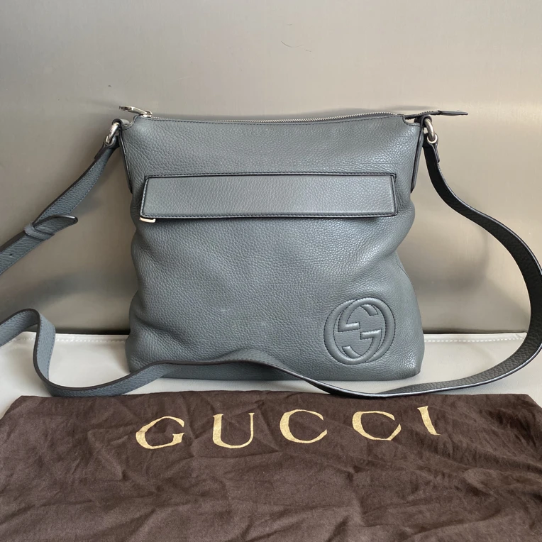 95新 GUCCI/古驰 灰色全皮双G logo拉链邮差包斜挎包zp210