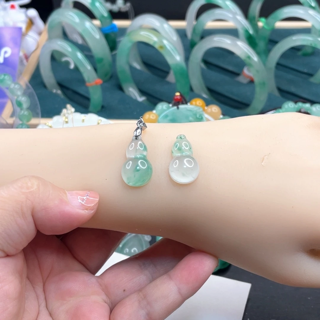 H***.石英质玉未镶嵌颈饰