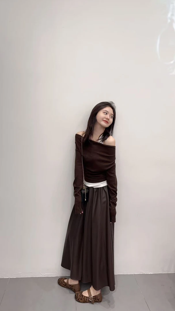 2025秋季新款早秋挂脖一字肩显瘦假两件设计感T恤高腰皮裙两件套