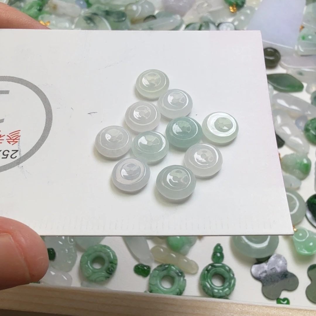 猫****翡翠未镶嵌颈饰110