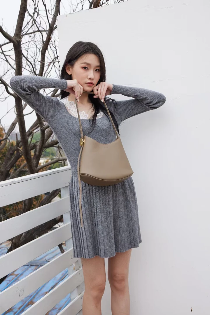 条纹单肩百搭女士托特包单肩包水桶包小众夏季休闲卡位 主袋