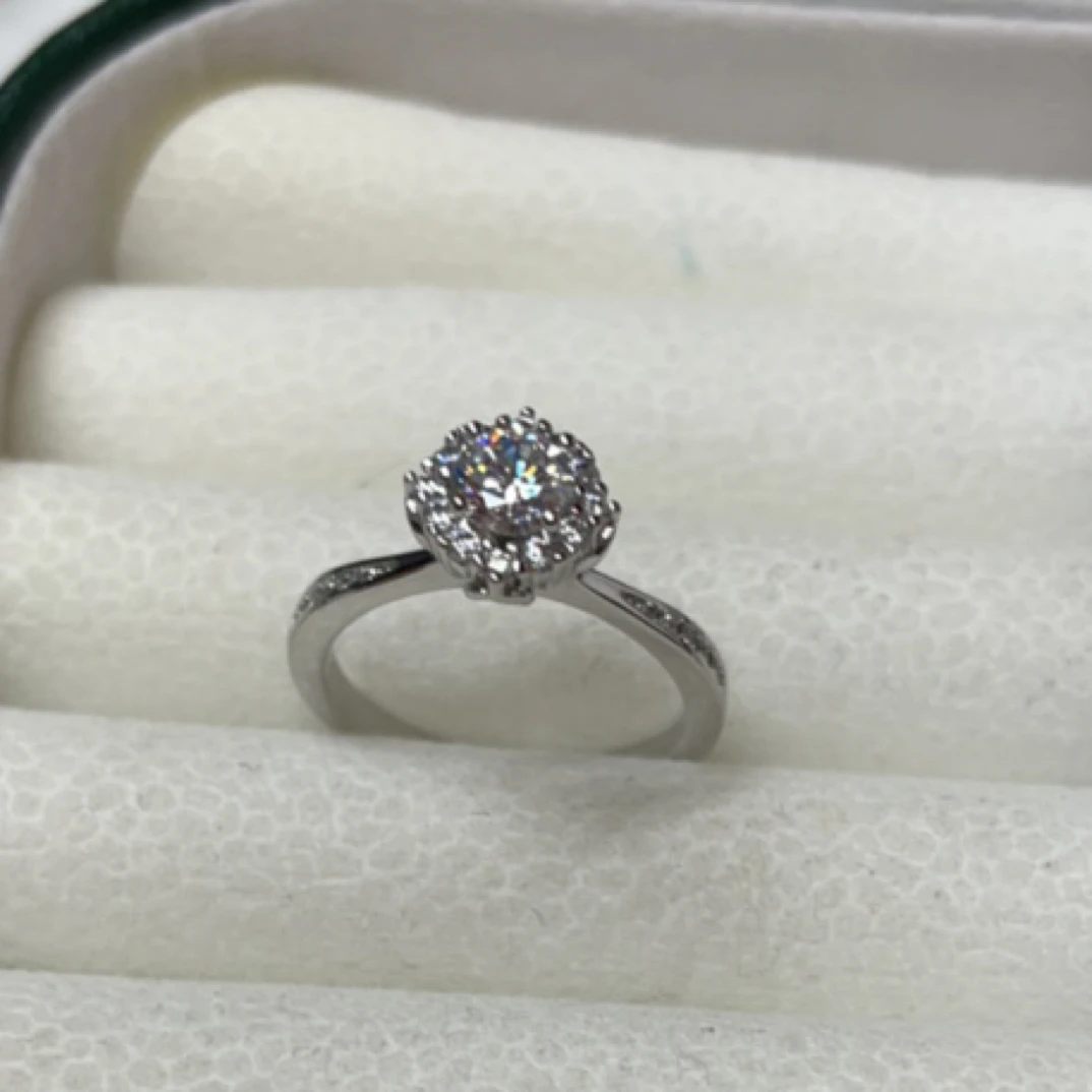 铜合金亚克力戒指 24913 镶嵌小花苞戒指。银色底