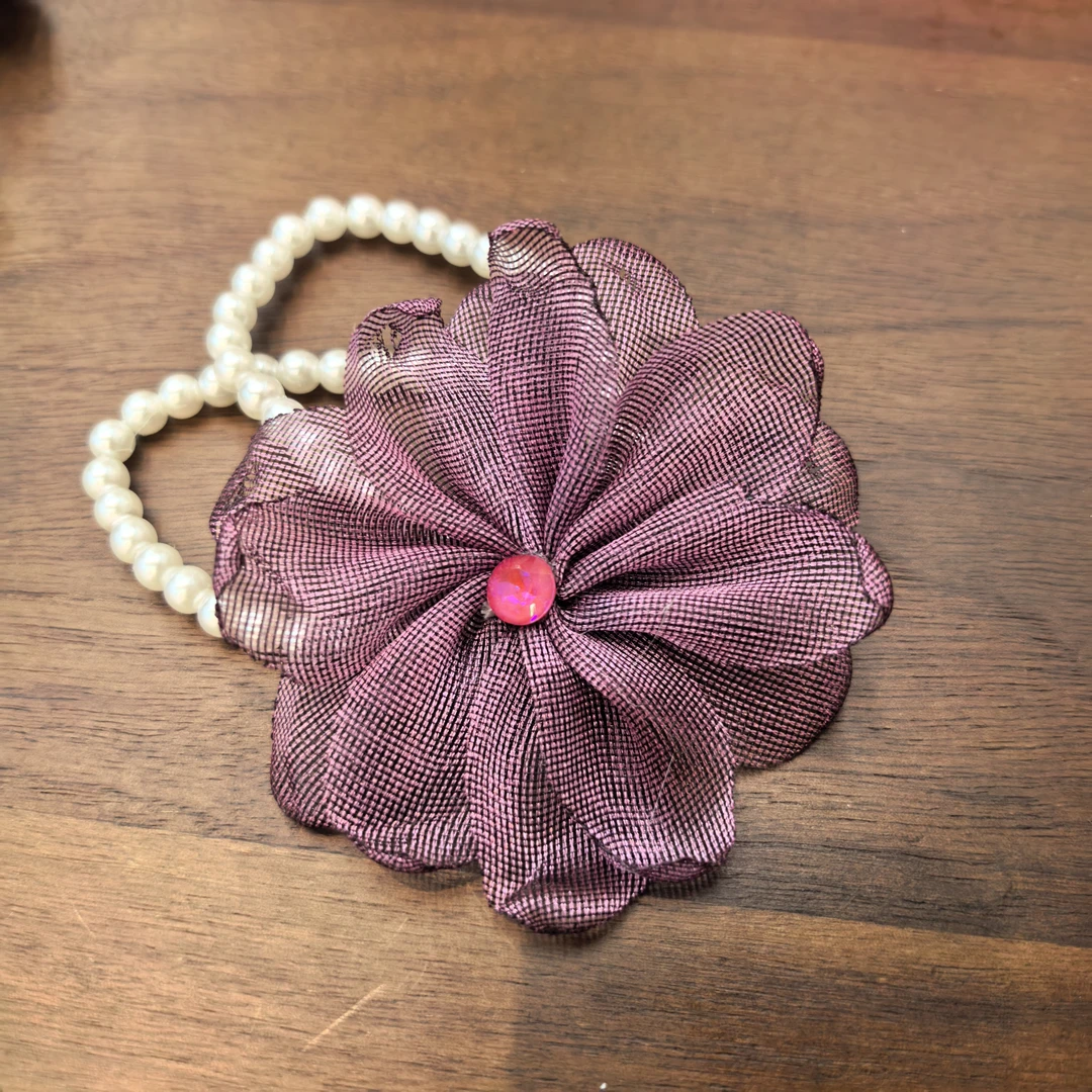 E083紫红色花朵串珠发绳