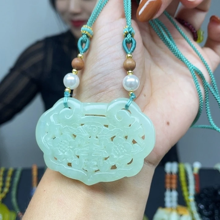 未镶嵌蛇纹石玉颈饰