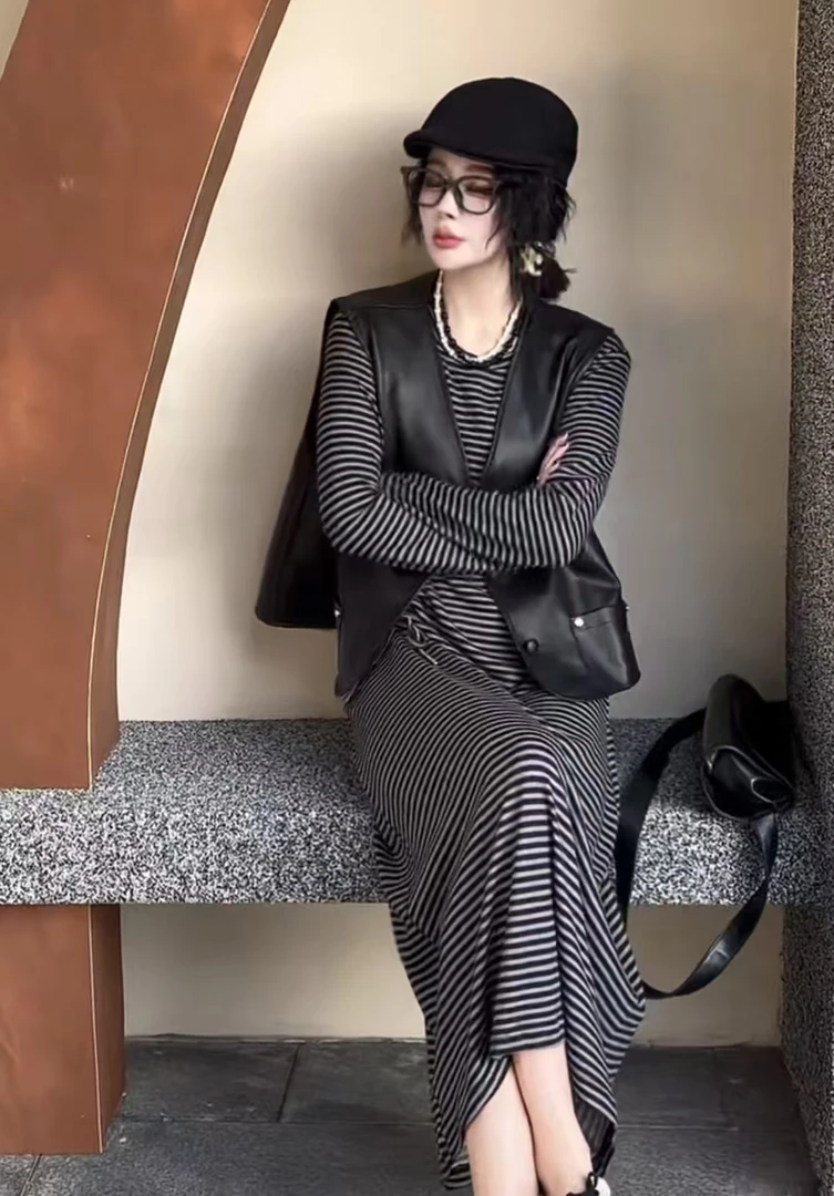 2025秋季新款显瘦气质宽松版型条纹打底裙百搭时尚PU马甲套装6698