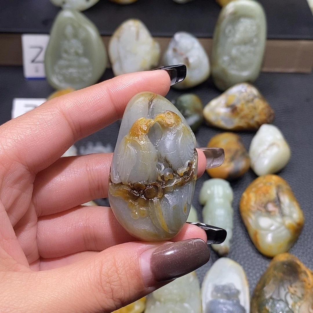 武***穆和田玉未镶嵌颈饰