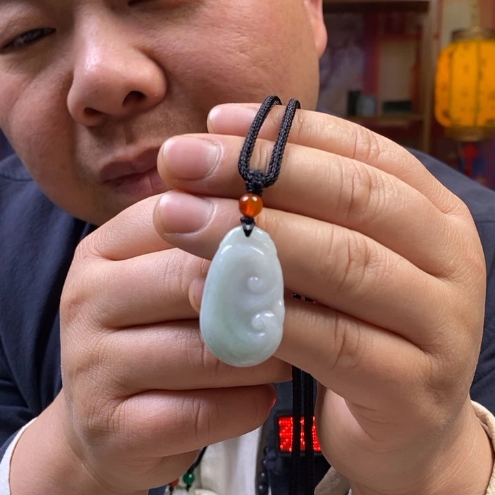 翡翠未镶嵌颈饰如意