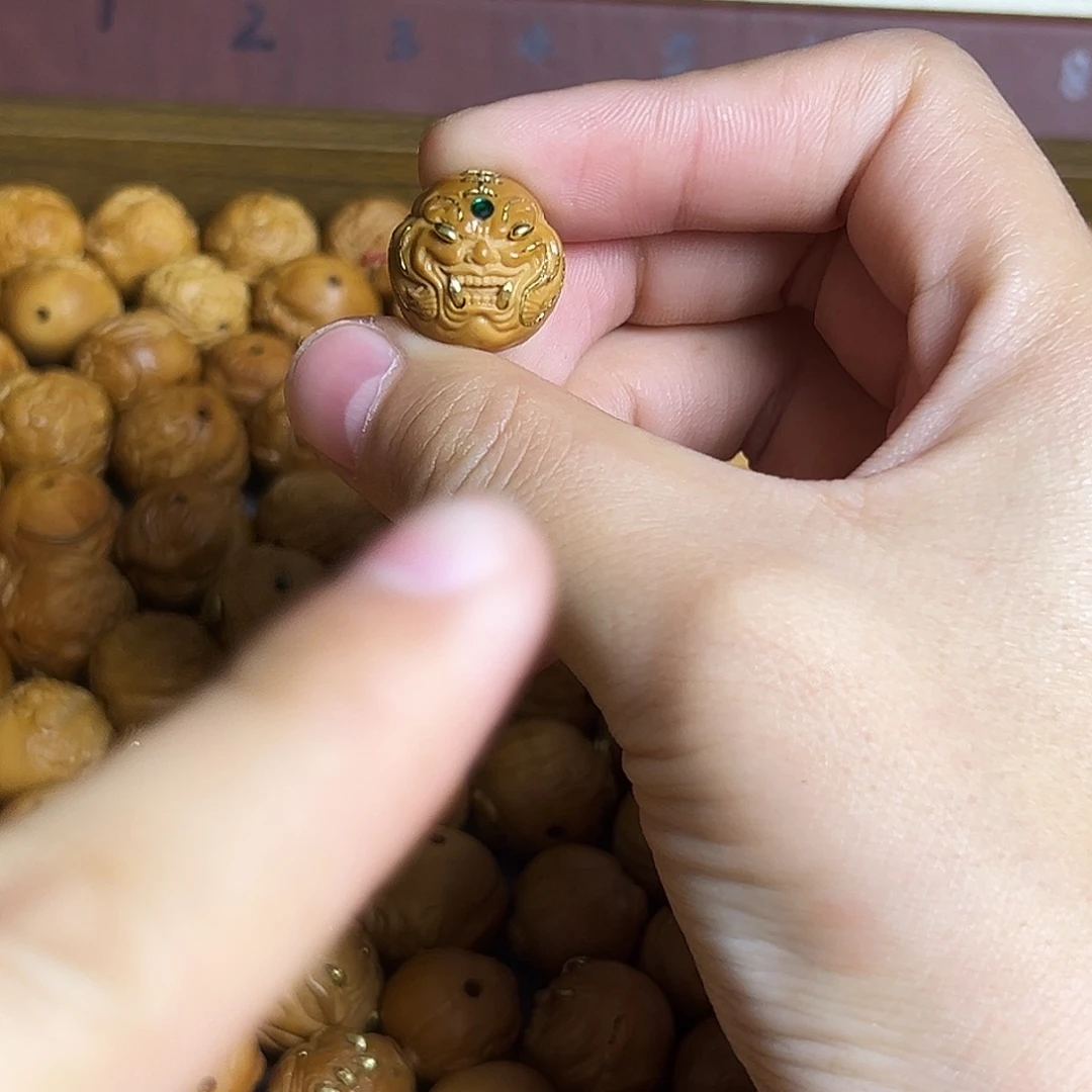 猴头核桃吊坠镶嵌单颗虎僧