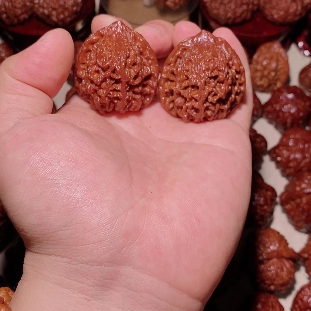 K***E桃核吊坠满天星狮子头