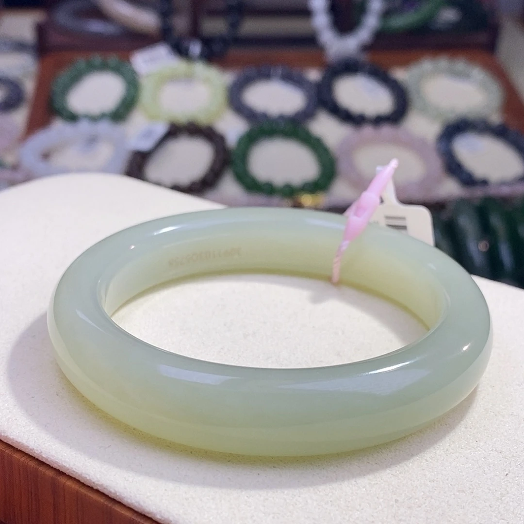 颈饰未镶嵌和田玉57.5冰晴水老矿料雪梨色手镯