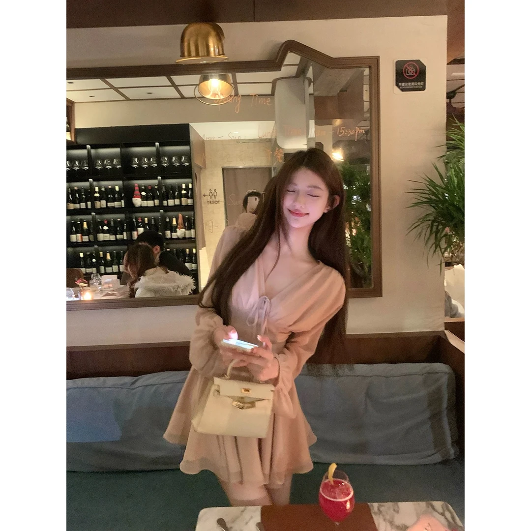 名媛气质性感V领连衣裙女春秋短款收腰灯笼袖温柔风法式A字小裙子
