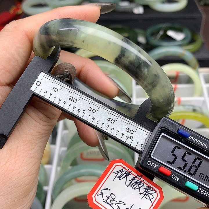 蛇纹石玉手镯未镶嵌1068