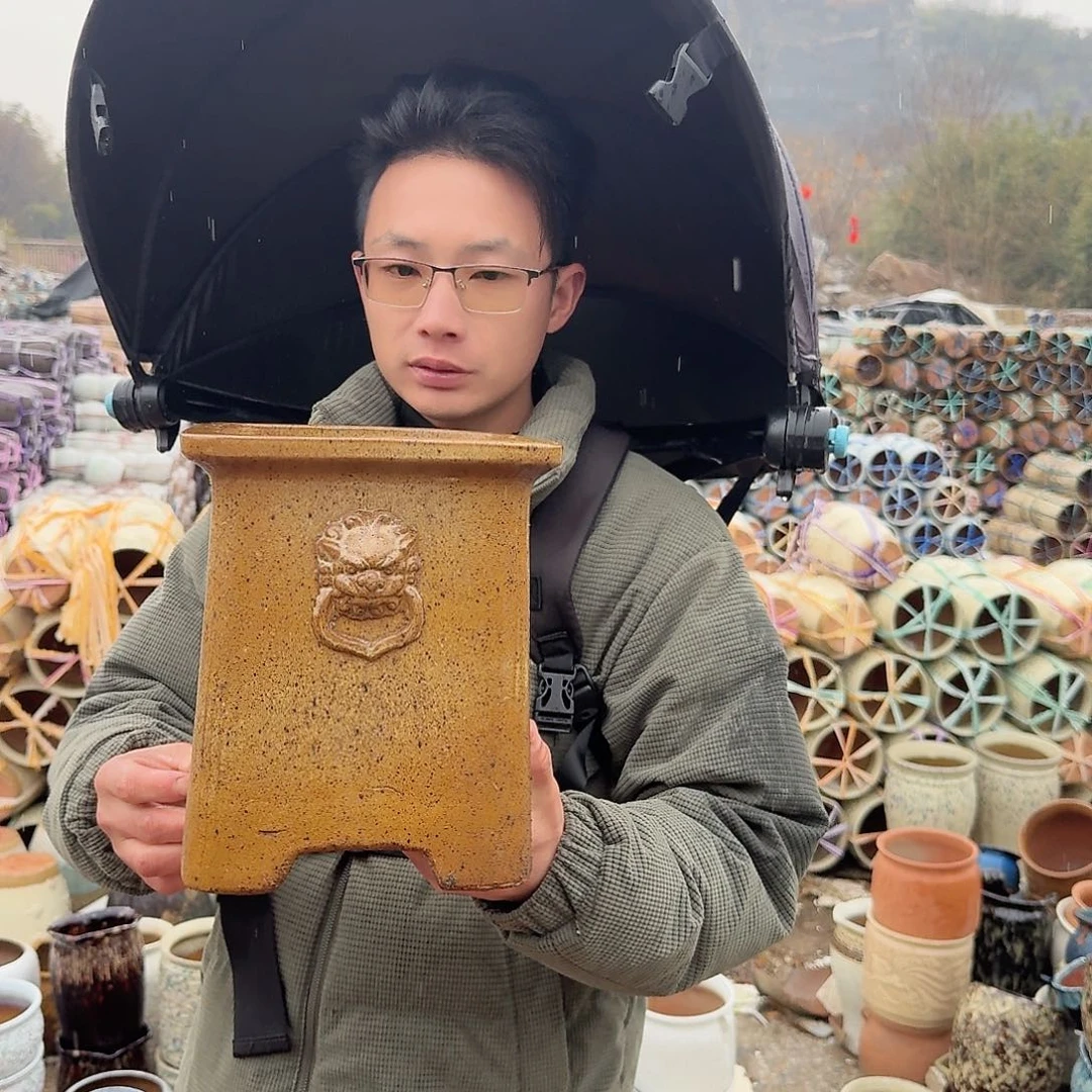 紫砂花盆口20高23（一个方狮子头
