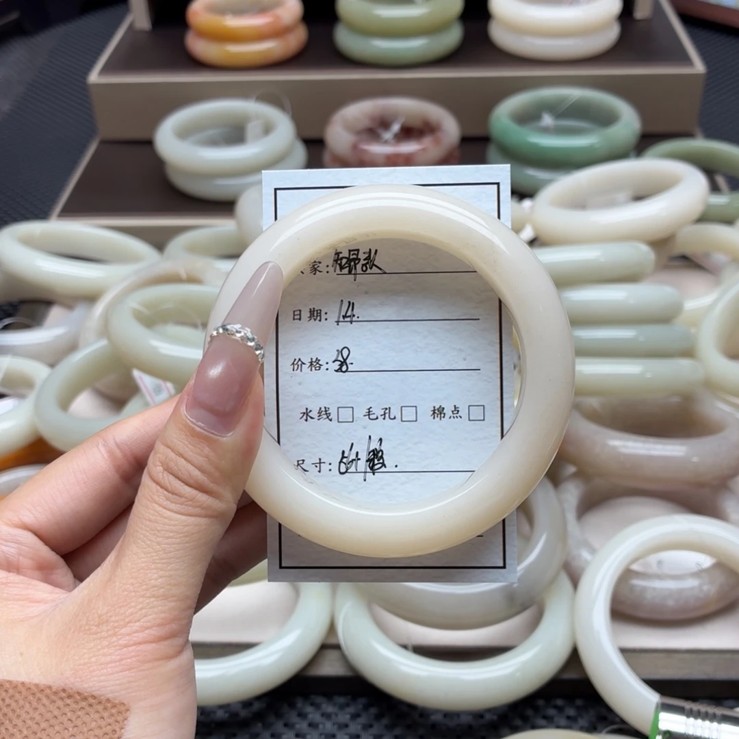 知***张石英质玉未镶嵌手镯