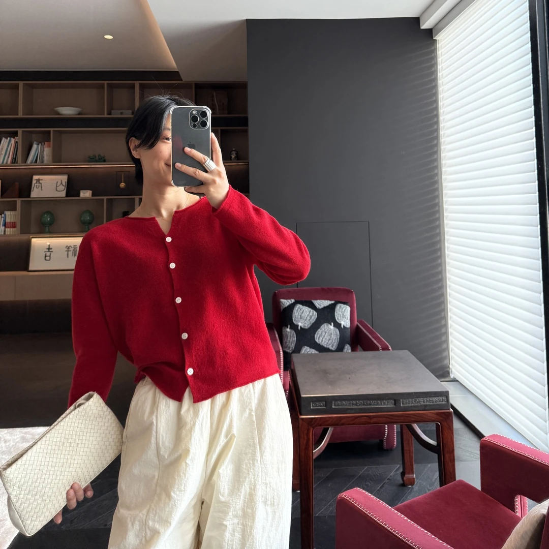 蓝豚豚“云朵裹身”柔糯感巴素兰羊毛开衫 极简舒适长袖针织衫