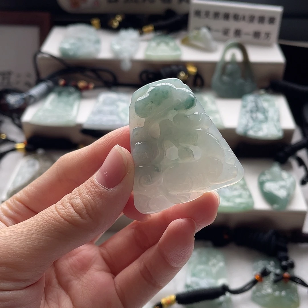 翡翠未镶嵌颈饰貔貅