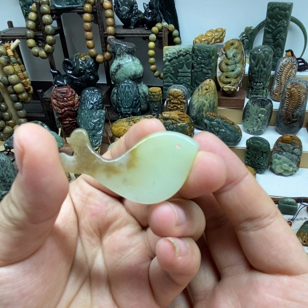 未镶嵌岫岩老玉（透闪石质玉）挂件