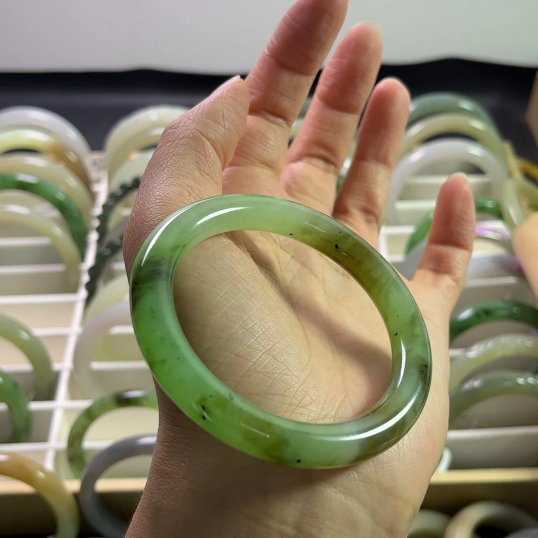 璐****和田玉（碧玉）手镯未镶嵌54圈